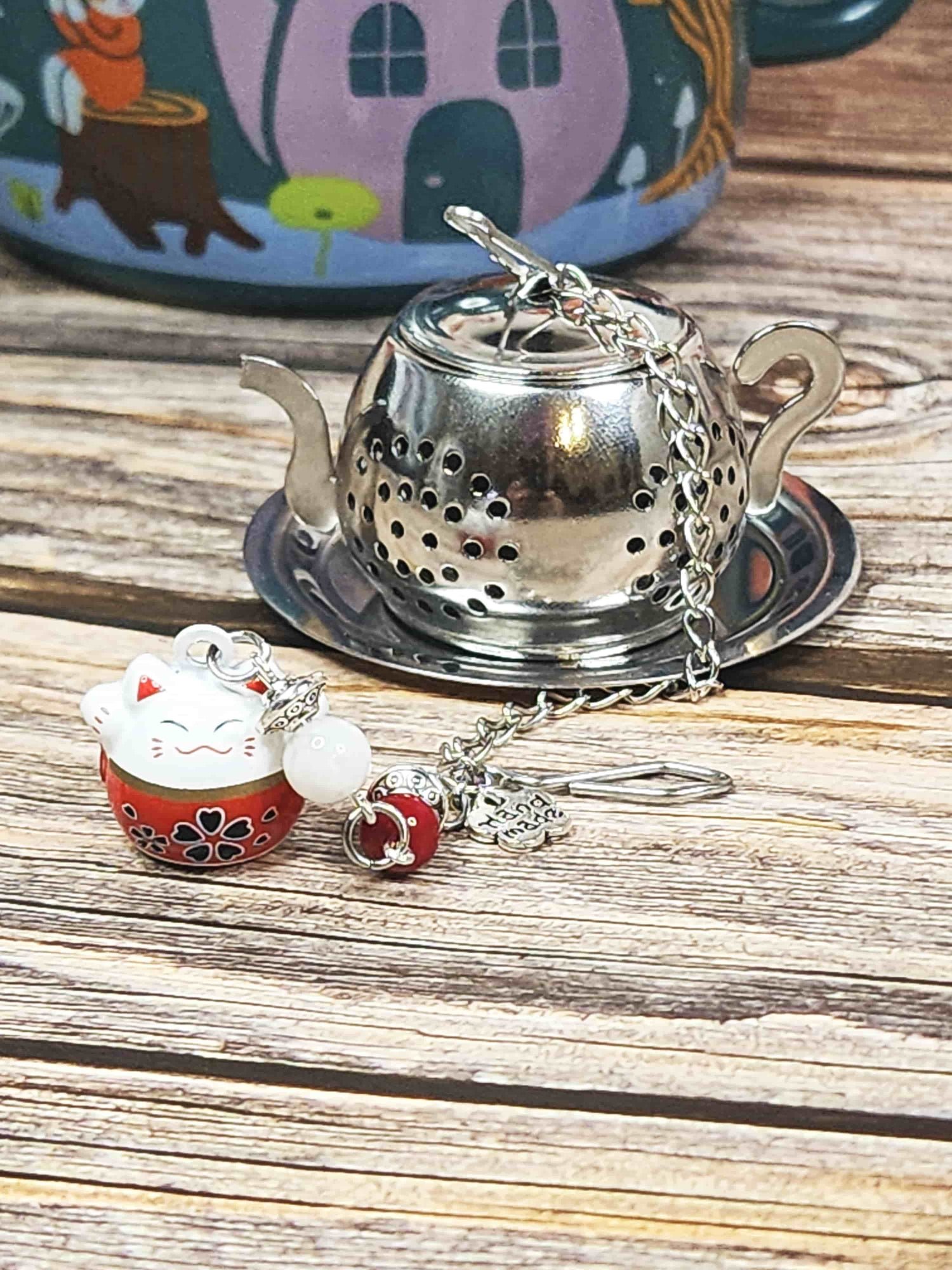 infuseur à thé fait main avec breloque maneki neko et pierres fines personnalisables