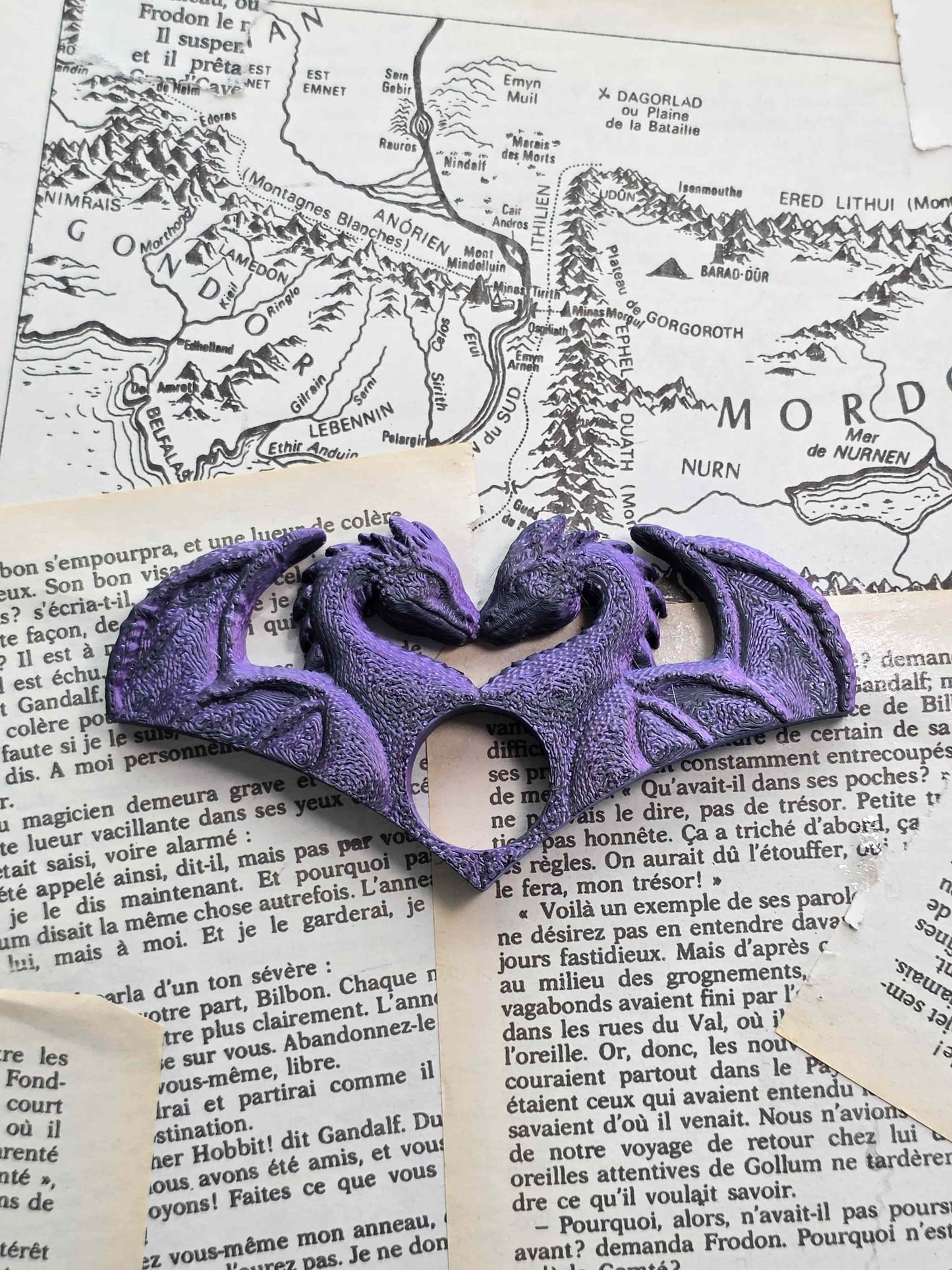 bague de lecture dragons amoureux. impression 3D en PLA noir et violet. Fait main. Bellette workshop. Reading ring, 3d printed. Dragons. Fantasy. Handmade with love. For booklovers. Romantasy. a plat