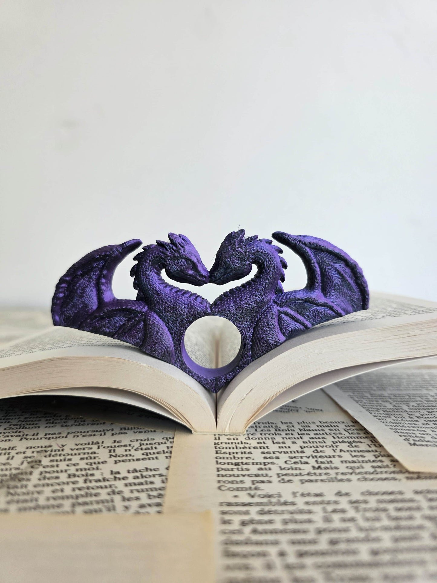 bague de lecture dragons amoureux. impression 3D en PLA noir et violet. Fait main. Bellette workshop. Reading ring, 3d printed. Dragons. Fantasy. Handmade with love. For booklovers. Romantasy. poetique