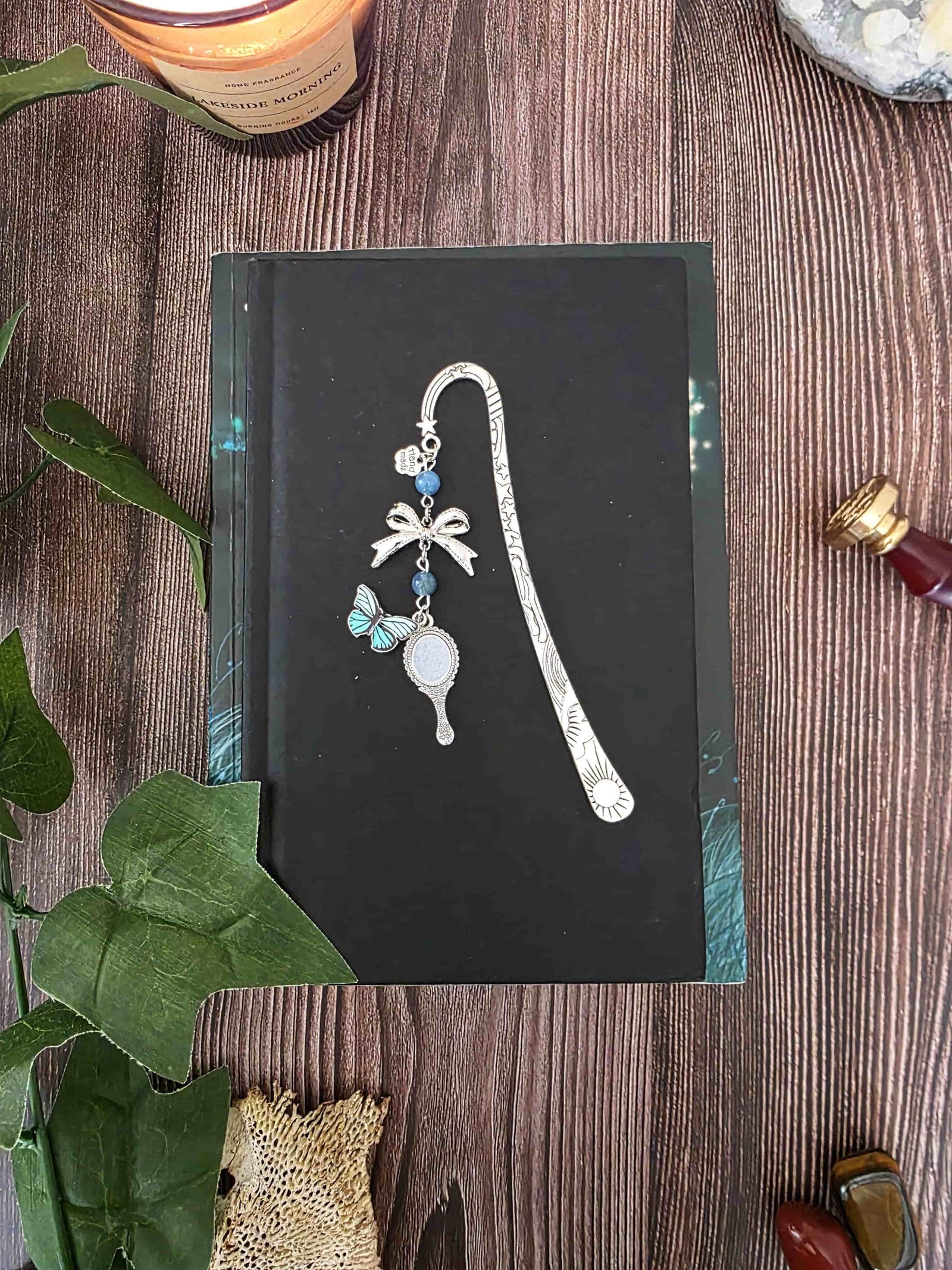 marque-page miroir enchanté, papillon bleu avec un ruban et deux pierres naturelles d'apatite bleue. Le signet est fait à la main par bellette workshop. Ce bijou de lecture est personnalisable