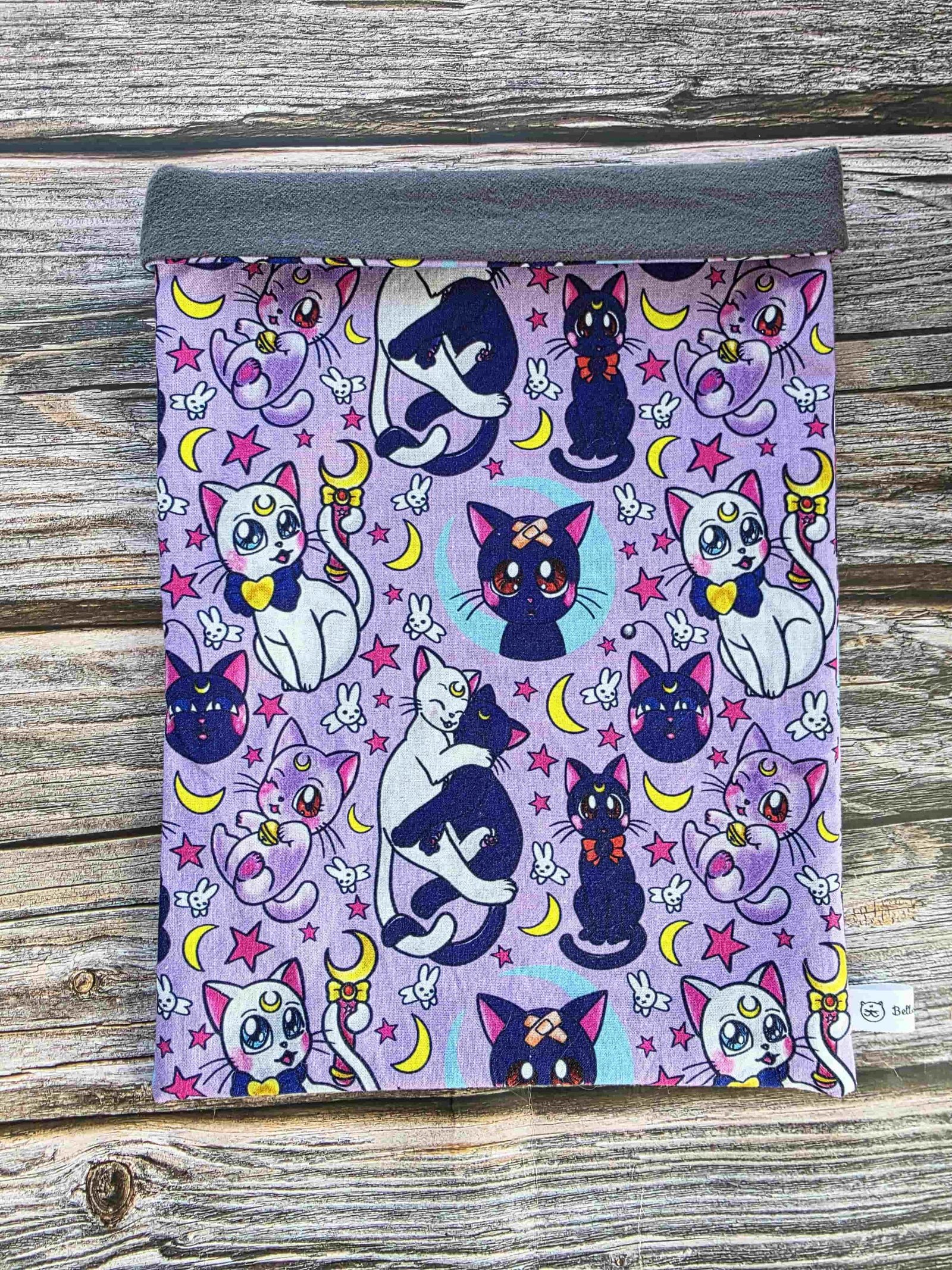 pochette livre inspiré par sailor moon, chat noir et chat blanc. Bellette Workshop. Kawaii, cute book sleeve, manga.