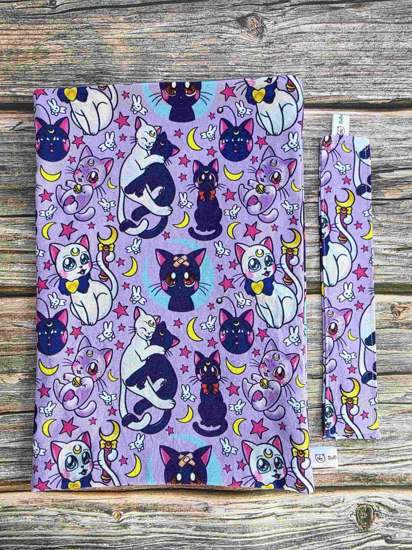 pochette livre inspiré par sailor moon, chat noir et chat blanc. Bellette Workshop. Kawaii, cute book sleeve, manga. avec marque page en tissu assorti