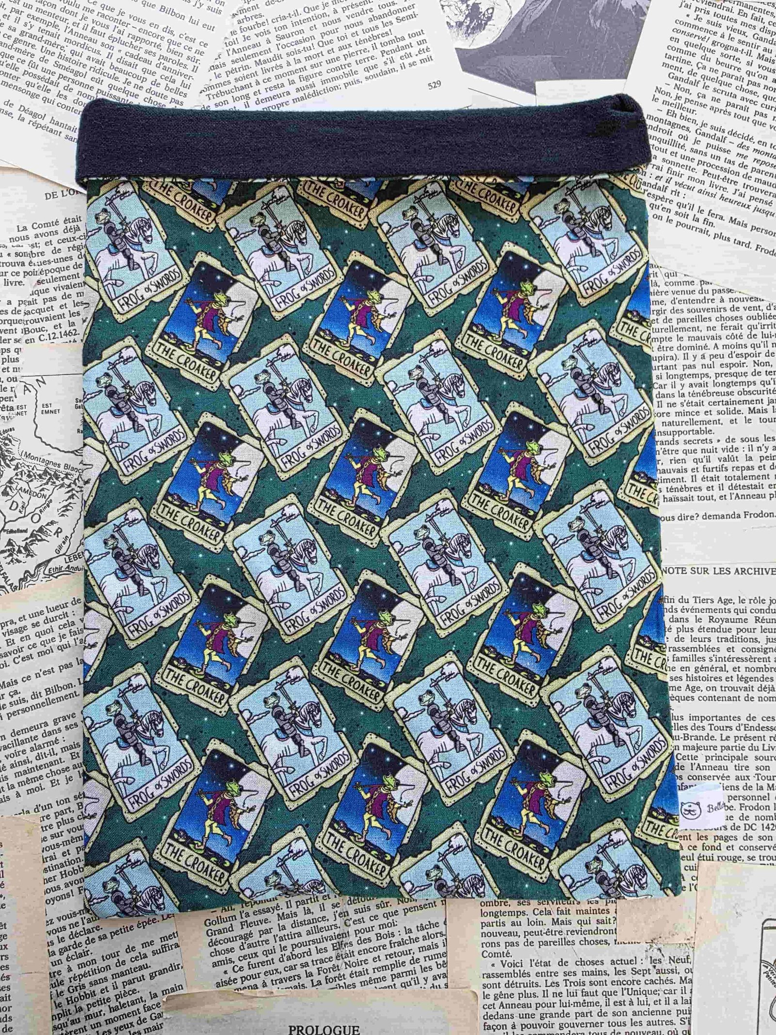 pochette à livre le croasseur. book sleeve grenouille chevalier, fantasy. Tissu exclusif. Artisanal. Flanelle de coton. Bellette Workshop. Lecteur de fantasy et de cosy fantasy. The croaker. Frog of swords