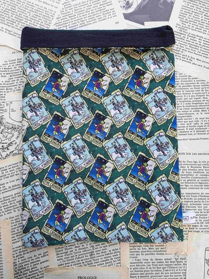 pochette à livre le croasseur. book sleeve grenouille chevalier, fantasy. Tissu exclusif. Artisanal. Flanelle de coton. Bellette Workshop. Lecteur de fantasy et de cosy fantasy. The croaker. Frog of swords