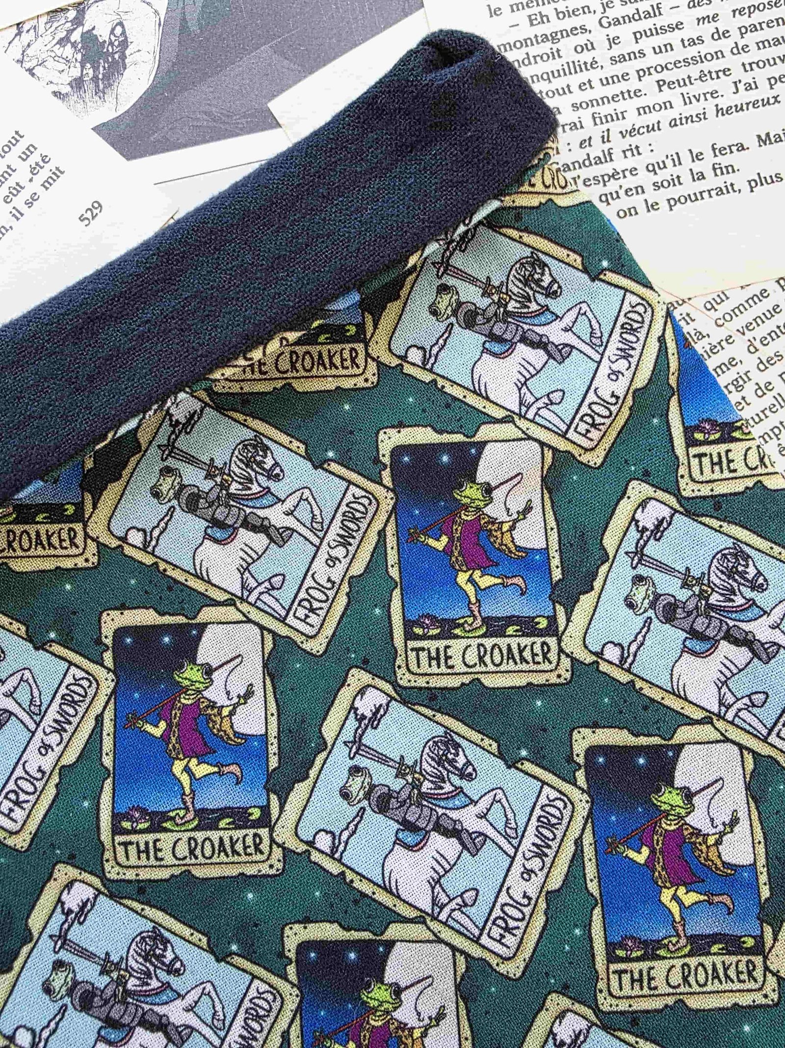 pochette à livre le croasseur. book sleeve grenouille chevalier, fantasy. Tissu exclusif. Artisanal. Flanelle de coton. Bellette Workshop. Lecteur de fantasy et de cosy fantasy. The croaker. Frog of swords. détails et flanelle de coton 