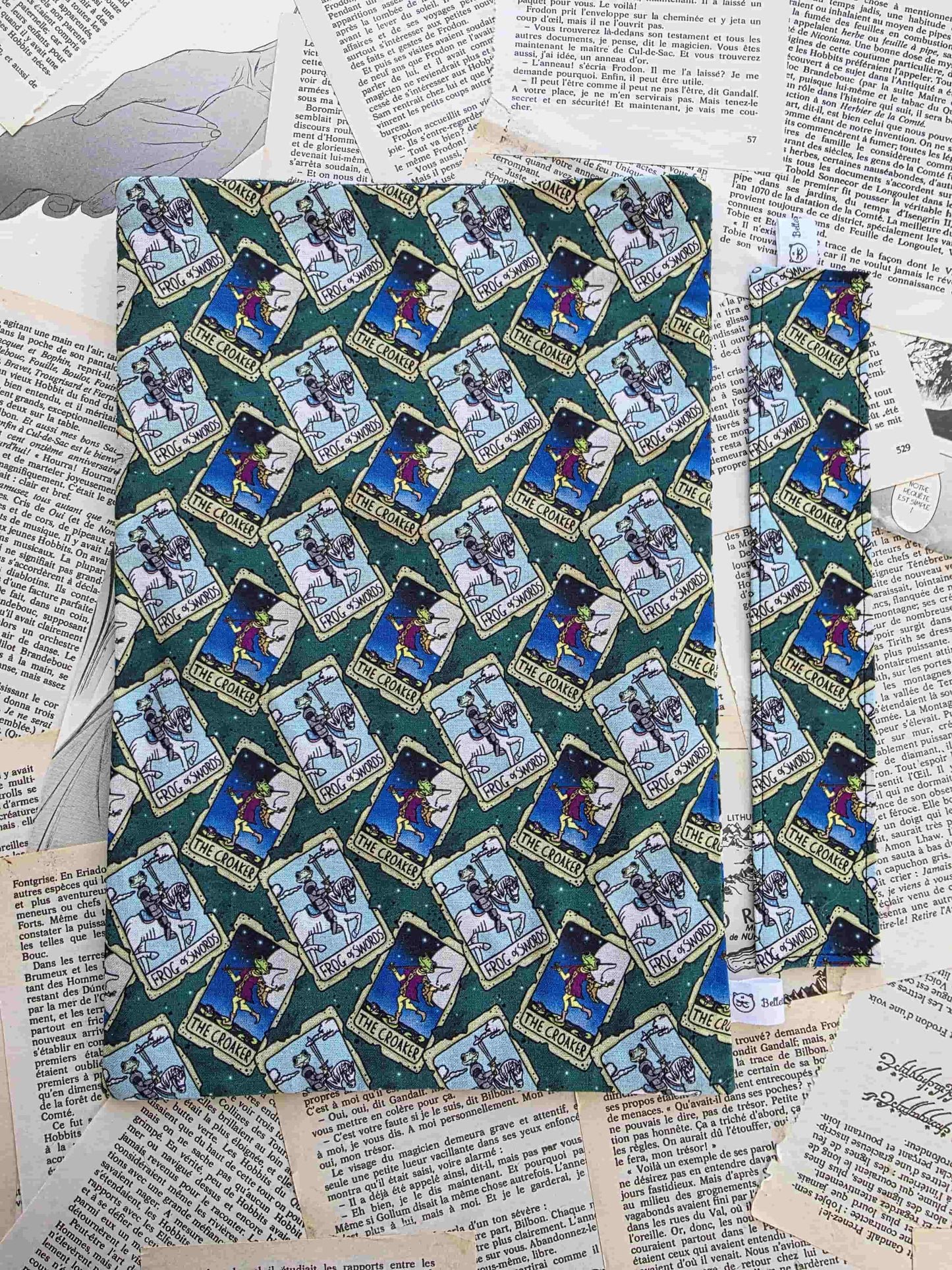 pochette à livre le croasseur. book sleeve grenouille chevalier, fantasy. Tissu exclusif. Artisanal. Flanelle de coton. Bellette Workshop. Lecteur de fantasy et de cosy fantasy. The croaker. Frog of swords avec marque-page en tissu assorti