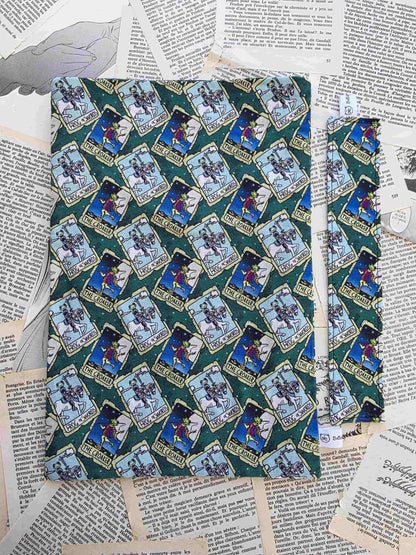 pochette à livre le croasseur. book sleeve grenouille chevalier, fantasy. Tissu exclusif. Artisanal. Flanelle de coton. Bellette Workshop. Lecteur de fantasy et de cosy fantasy. The croaker. Frog of swords avec marque-page en tissu assorti