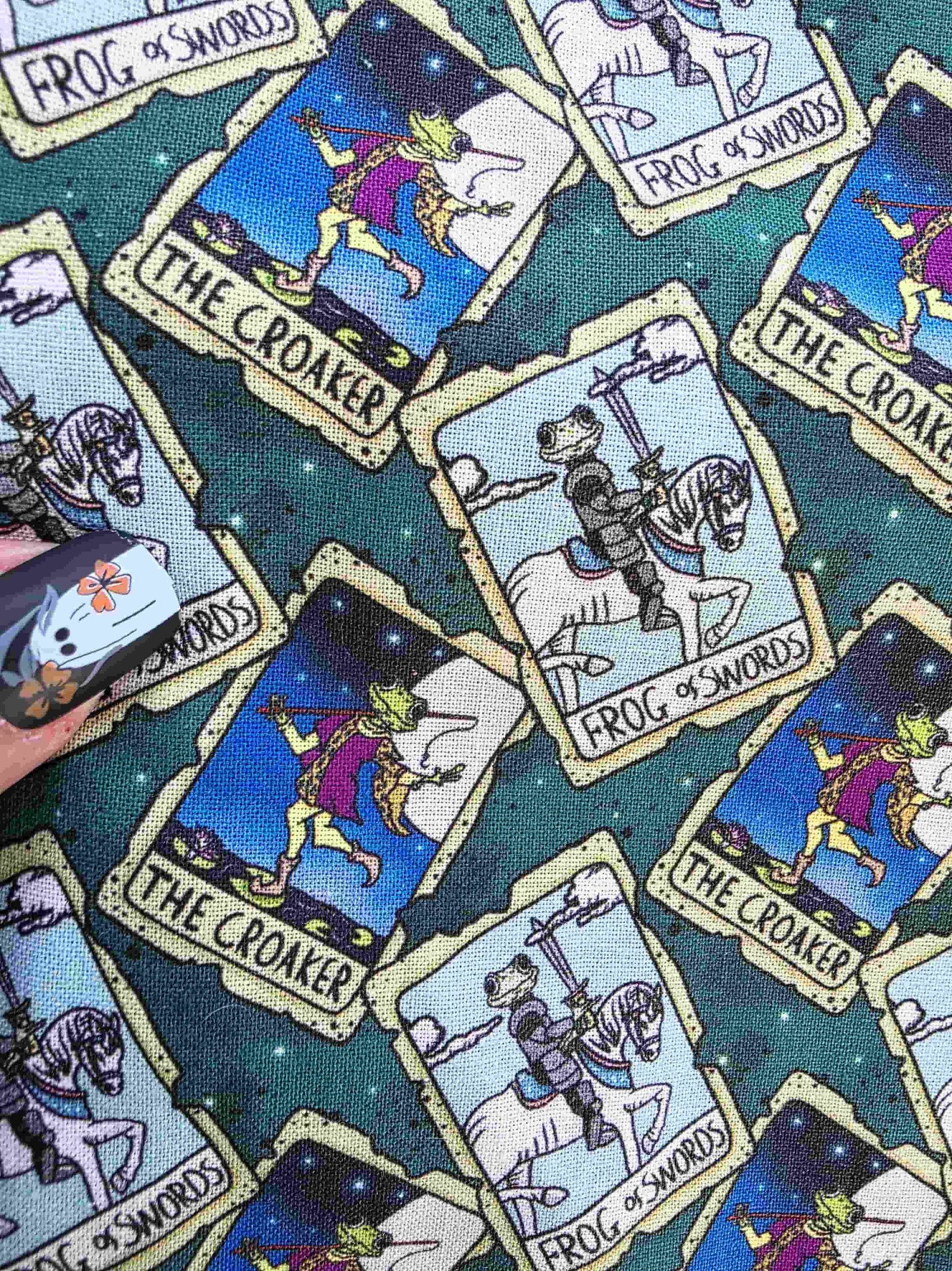 pochette à livre le croasseur. book sleeve grenouille chevalier, fantasy. Tissu exclusif. Artisanal. Flanelle de coton. Bellette Workshop. Lecteur de fantasy et de cosy fantasy. The croaker. Frog of swords. zoom