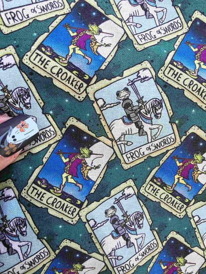 pochette à livre le croasseur. book sleeve grenouille chevalier, fantasy. Tissu exclusif. Artisanal. Flanelle de coton. Bellette Workshop. Lecteur de fantasy et de cosy fantasy. The croaker. Frog of swords. zoom
