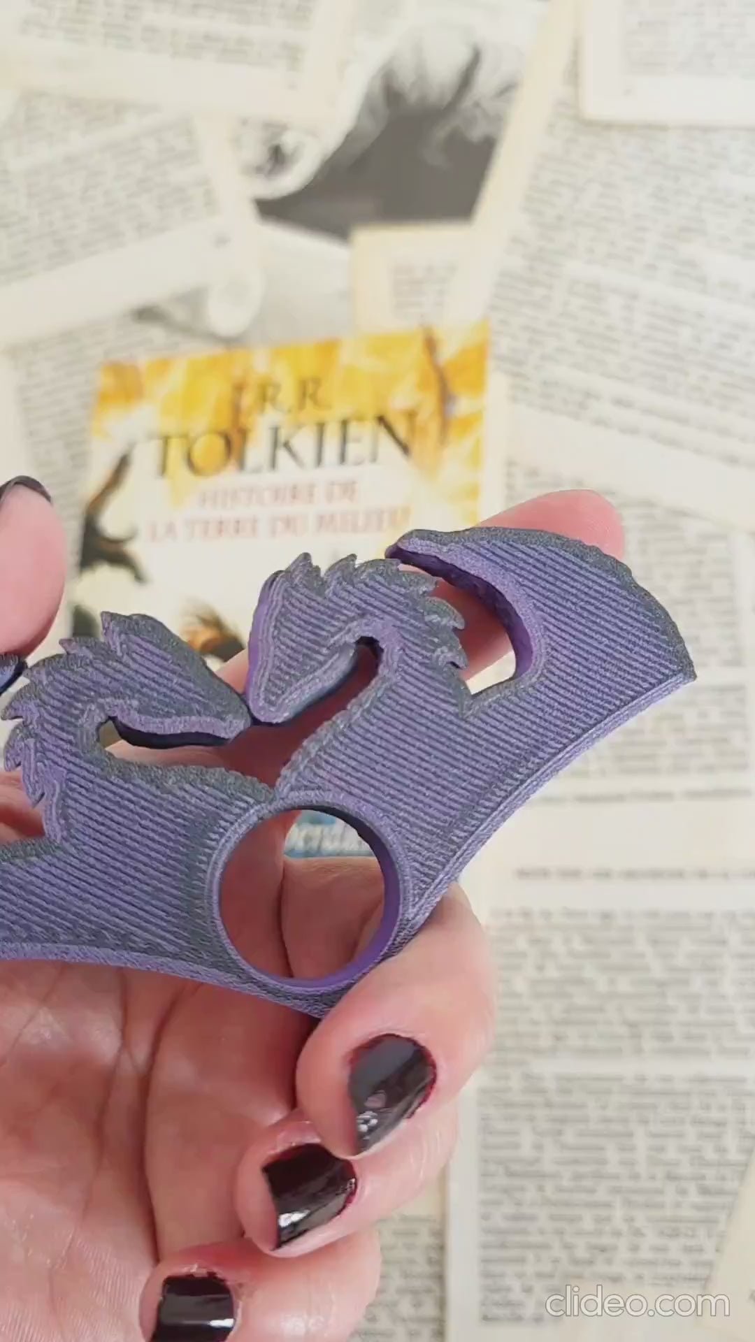 vidéo de la bague de lecture dragons amoureux. impression 3D en PLA noir et violet. Fait main. Bellette workshop. Reading ring, 3d printed. Dragons. Fantasy. Handmade with love. For booklovers. Romantasy