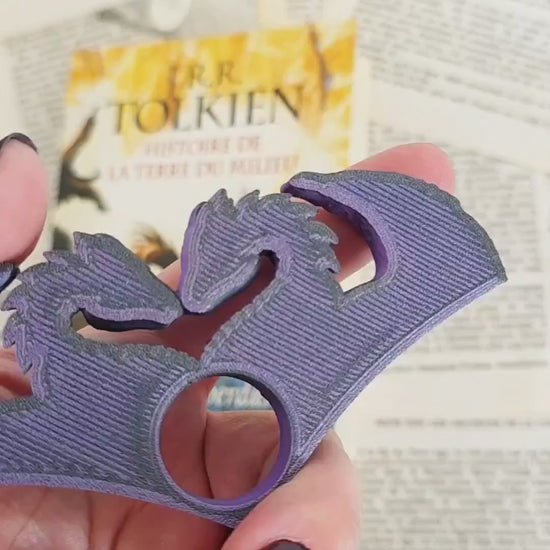 vidéo de la bague de lecture dragons amoureux. impression 3D en PLA noir et violet. Fait main. Bellette workshop. Reading ring, 3d printed. Dragons. Fantasy. Handmade with love. For booklovers. Romantasy