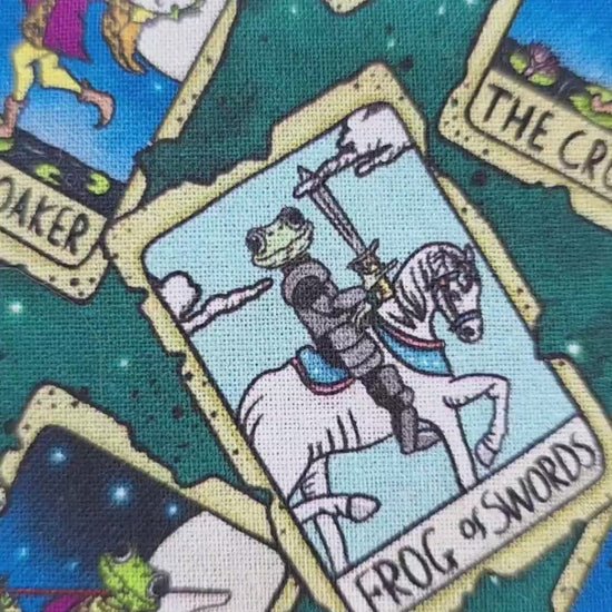 video de la pochette à livre le croasseur. book sleeve grenouille chevalier, fantasy. Tissu exclusif. Artisanal. Flanelle de coton. Bellette Workshop. Lecteur de fantasy et de cosy fantasy. The croaker. Frog of swords